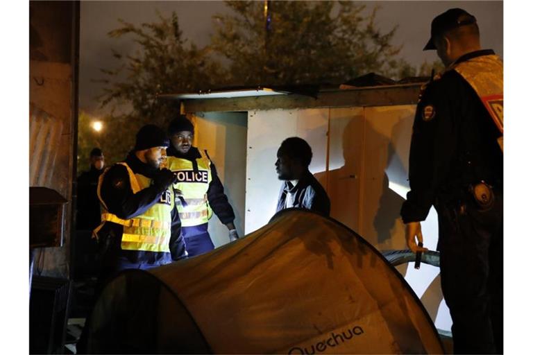 Einsatz im Flüchtlingscamp: Momentaufnahme aus dem Pariser Vorort Saint-Denis. Foto: Francois Mori/AP/dpa