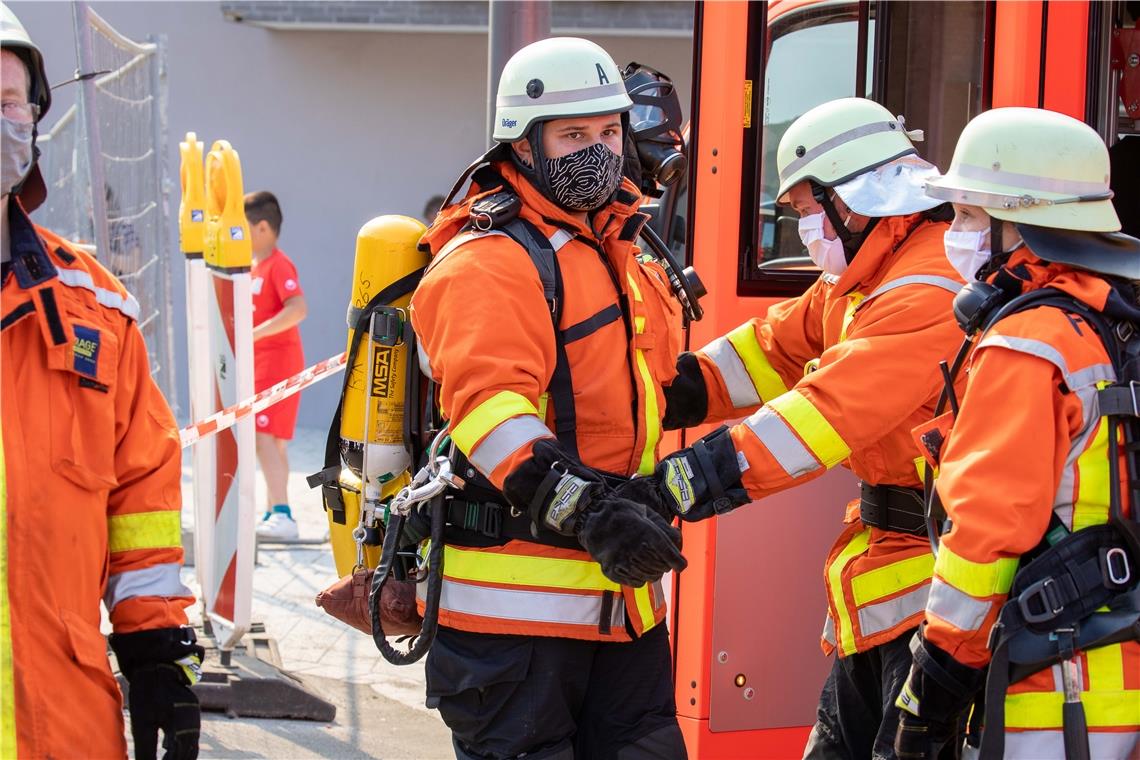 Einsatz mit Atemschutz und Mundschutz.Foto: A. Becher