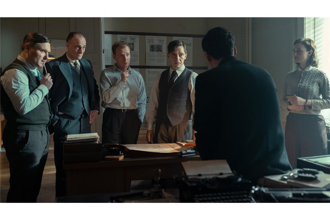 Einsatzbesprechung des Ermittlerteams (v. li. n. re.): Buback (Nicholas Ofczarek), Beran (Karel Dobrý), Litera (Jirí Simek), Morava (Jonas Nay) und Sekretärin Jitka (Diana Dulinková)