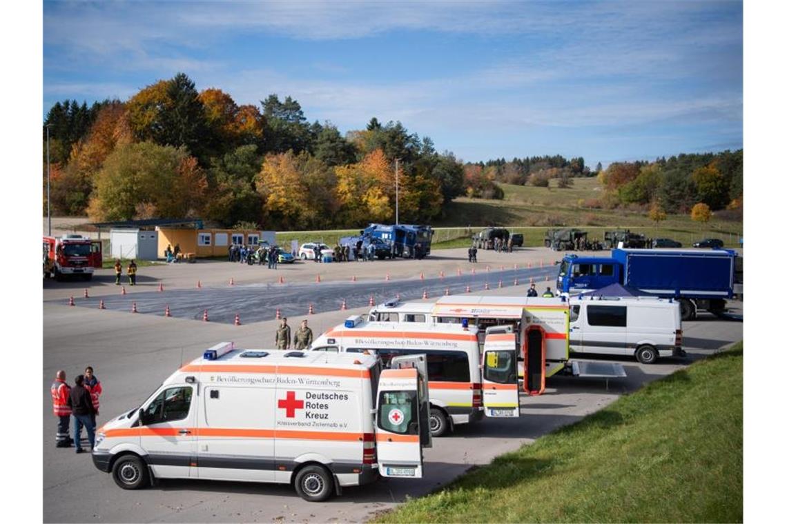 Einsatzfahrzeuge der Bundeswehr, der Polizei, der Feuerwehr und dem Roten Kreuz. Foto: Tom Weller/dpa