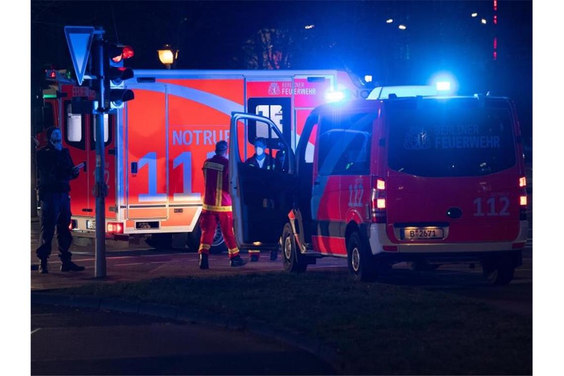 Einsatzfahrzeuge der Feuerwehr stehen in der Stresemannstraße in Kreuzberg. Foto: Paul Zinken/dpa