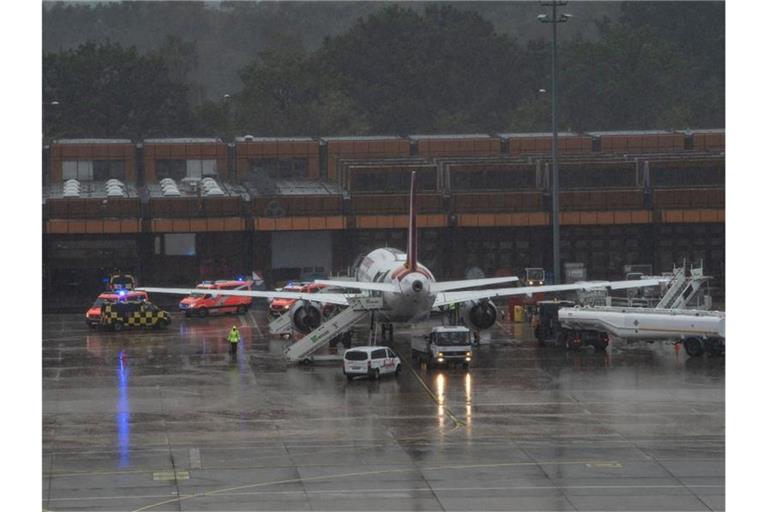 Einsatzfahrzeuge der Feuerwehr stehen neben der Eurowings-Maschine am Berliner Flughafen Tegel. Foto: Paul Zinken