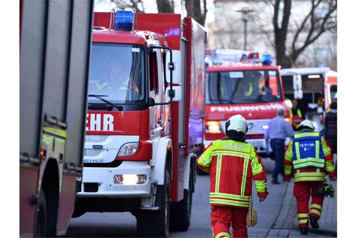 Einsatzfahrzeuge der Feuerwehr vor dem Thüringer Landtag: Ein verdächtiger Brief mit einer unbekannten Substanz musste untersucht werden. Foto: Martin Schutt/dpa-Zentralbild/dpa