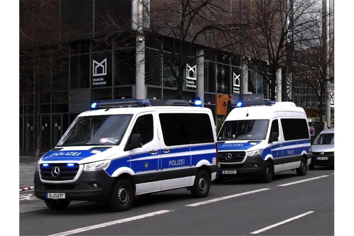 Mann stirbt auf Baustelle - Mordkommission ermittelt Einsatzfahrzeuge der Polizei stehen am Sony Center in Berlin, wo es in einem Aufenthaltsraum für Arbeiter einen Toten gab. Foto: Paul Zinken/dpa