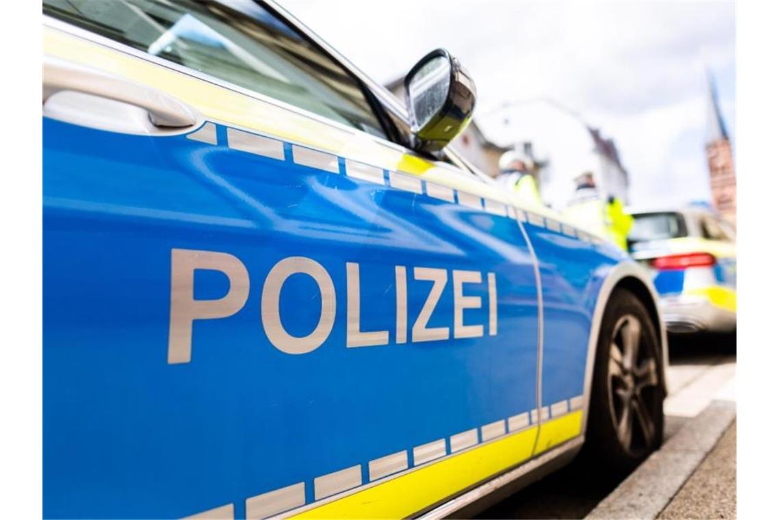 Unangemeldeter Protestzug in Ulm und Neu-Ulm: Ermittlungen Einsatzfahrzeuge der Polizei stehen am Straßenrand. Foto: Philipp von Ditfurth/dpa/Symbolbild