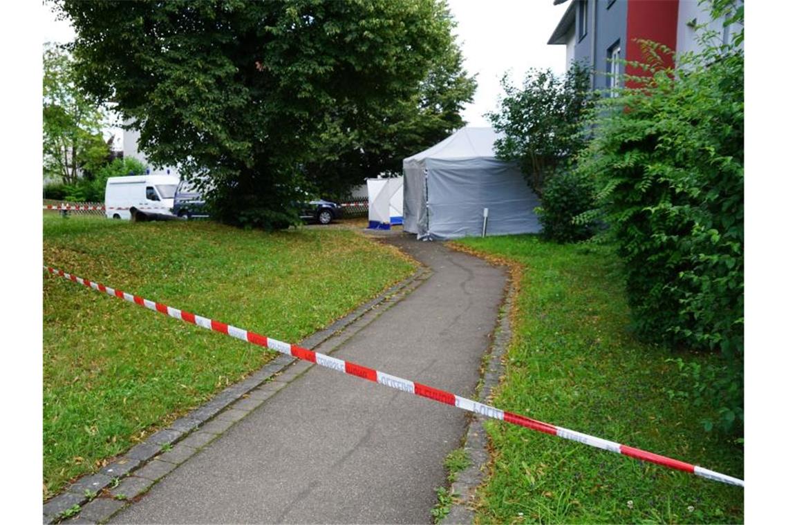 Einsatzfahrzeuge der Polizei stehen vor dem Haus in Reutlingen. Foto: Sven Kohls/SDMG/dpa