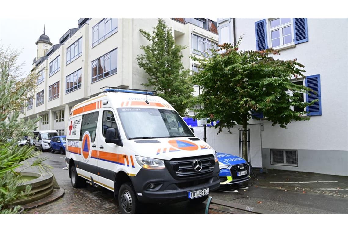 Einsatzfahrzeuge der Polizei und Rettungskräften stehen an einem abgesperrten Bereich zu einem Schusswechsel in einer Fußgängerzone nahe dem Rathaus.