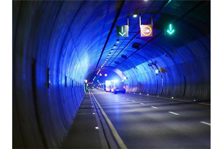 Einsatzfahrzeuge mit Blaulicht fahren durch den Tunnel auf dem Weg zu einem Einsatz. Foto: Bodo Schackow/zb/dpa/Archivbild
