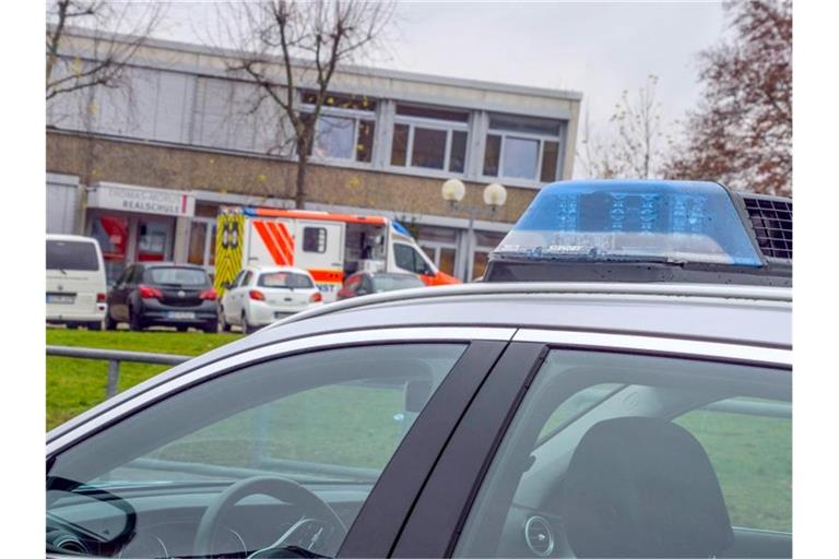 Einsatzfahrzeuge stehen vor einer Realschule. Foto: Julian Bucher/Einsatzreport 24/dpa