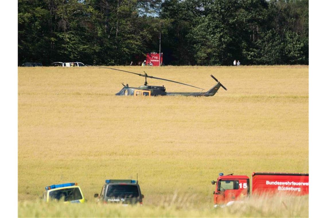 Einsatzfahrzeuge und ein Hubschrauber der Bundeswehr nahe der Absturzstelle. Foto: Swen Pförtner