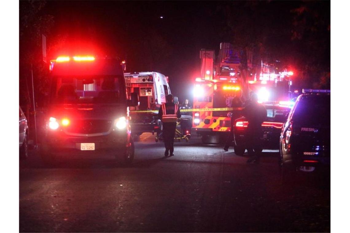 Einsatzfahrzeuge von Polizei und Feuerwehr am Tatort in Fresno. Foto: Larry Valenzuela/The Fresno Bee/AP/dpa
