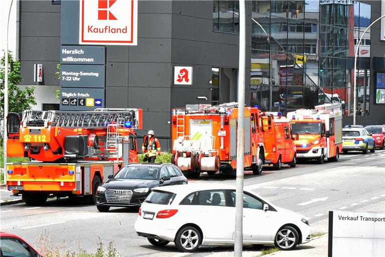 Einsatzfahrzeuge vor dem Kaufland in der Sulzbacher Straße. Foto: T. Sellmaier