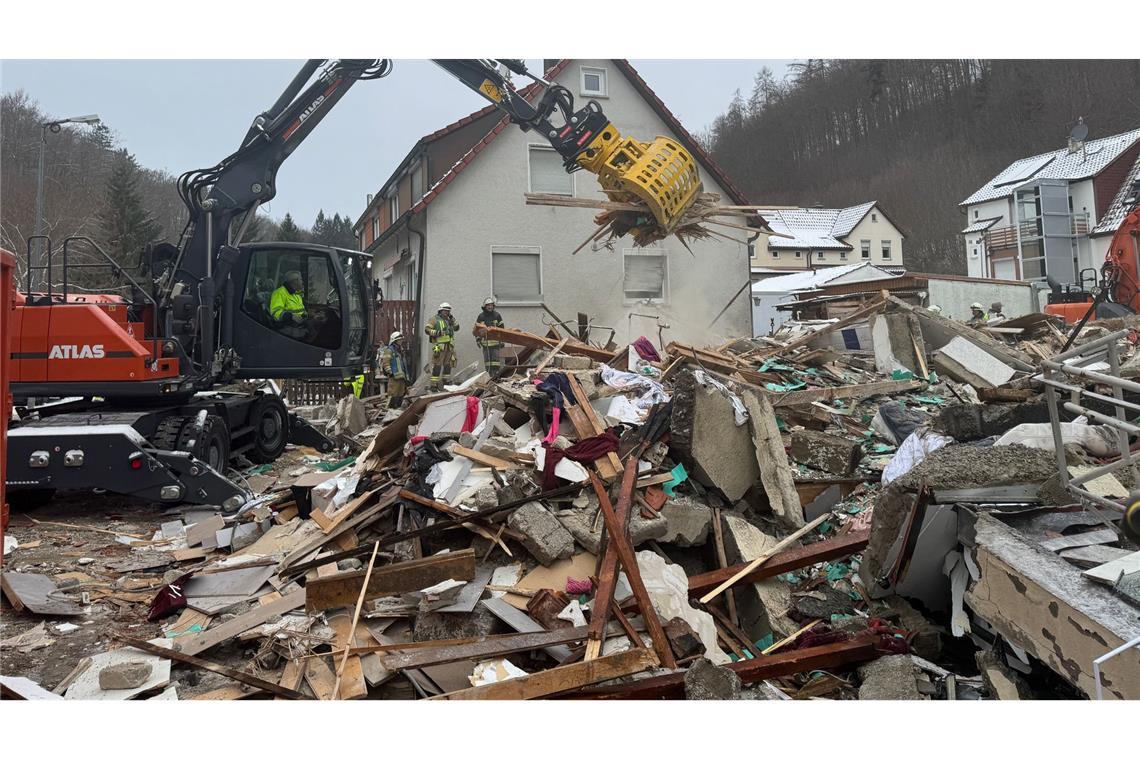 Einsatzkräfte am eingestürzten Haus in Albstadt.
