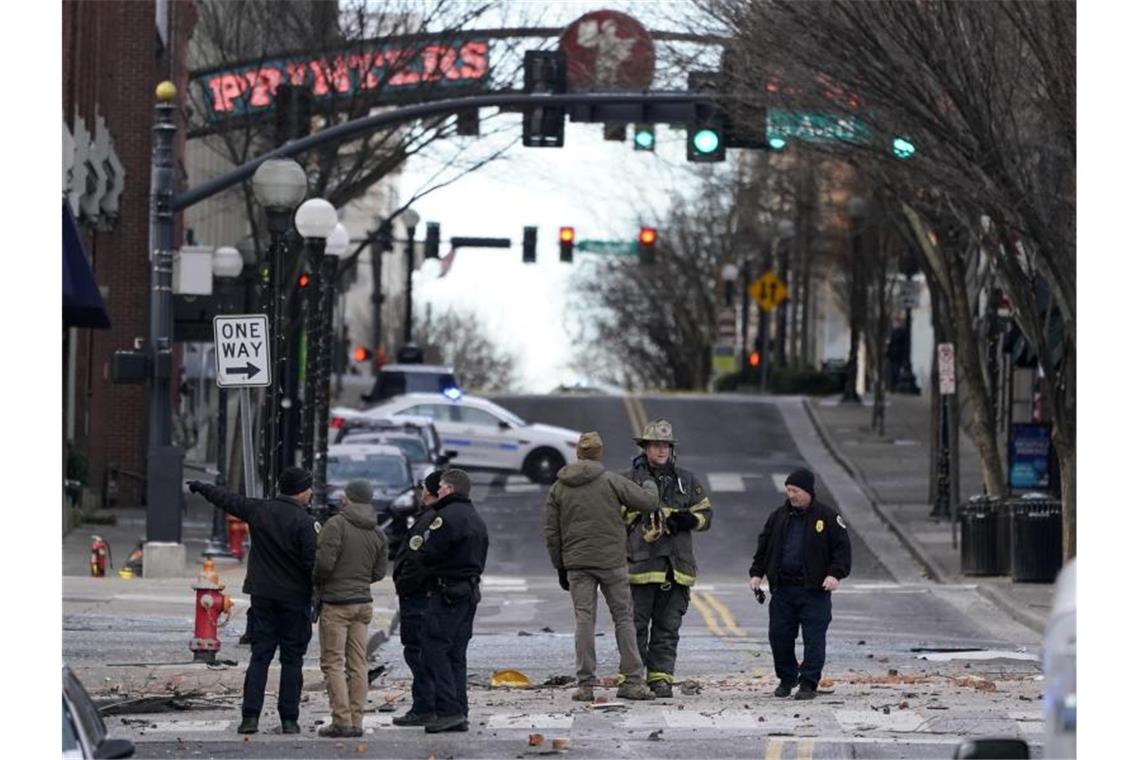 Einsatzkräfte am Ort der heftigen Explosion in der Innenstadt. Foto: Mark Humphrey/AP/dpa