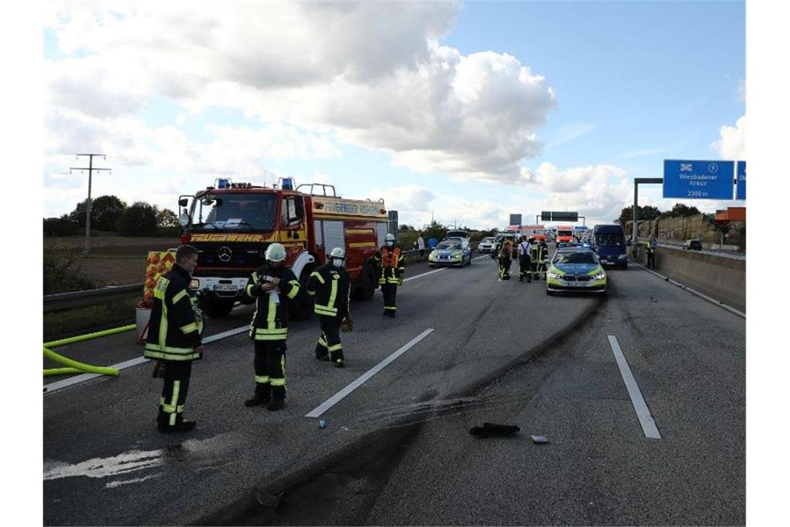 Einsatzkräfte am Ort des Unfalls auf der Autobahn 66. Foto: -/5vision.media/dpa