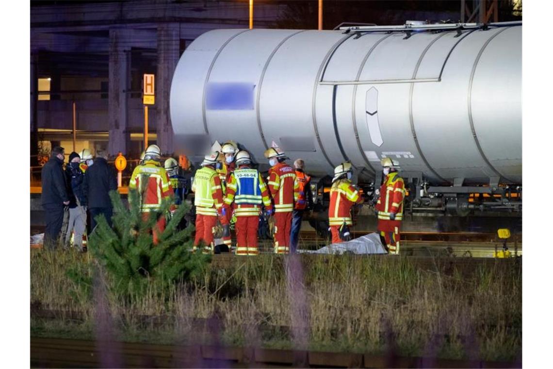Auf Waggon geklettert - Stromschlag tötet zwei Menschen Einsatzkräfte am Unfallort in Itzehoe. Foto: Jonas Walzberg/dpa
