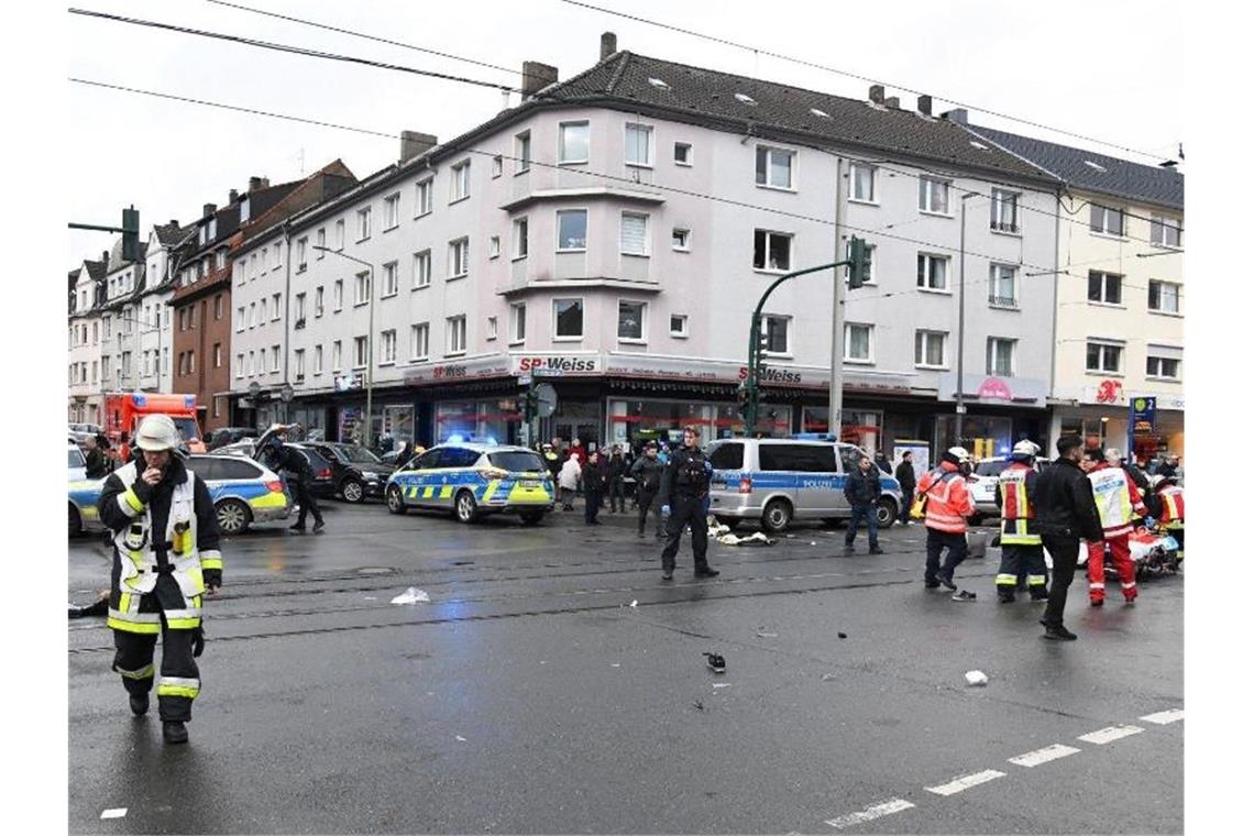 Nach Fahrt einer Seniorin in Menschenmenge: Mann gestorben Einsatzkräfte an der Straßenbahn-Haltestelle, an der eine Seniorin Ende Februar in eine Menschenmenge gefahren ist. Foto: Stephan Witte/KDF-TV & Picture/dpa