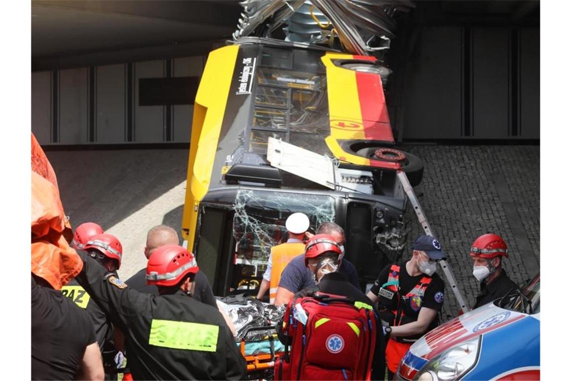 Tödlicher Unfall: Bus stürzt in Warschau von Überführung Einsatzkräfte an der Unfallstelle. Foto: Pawel Supernak/PAP/dpa