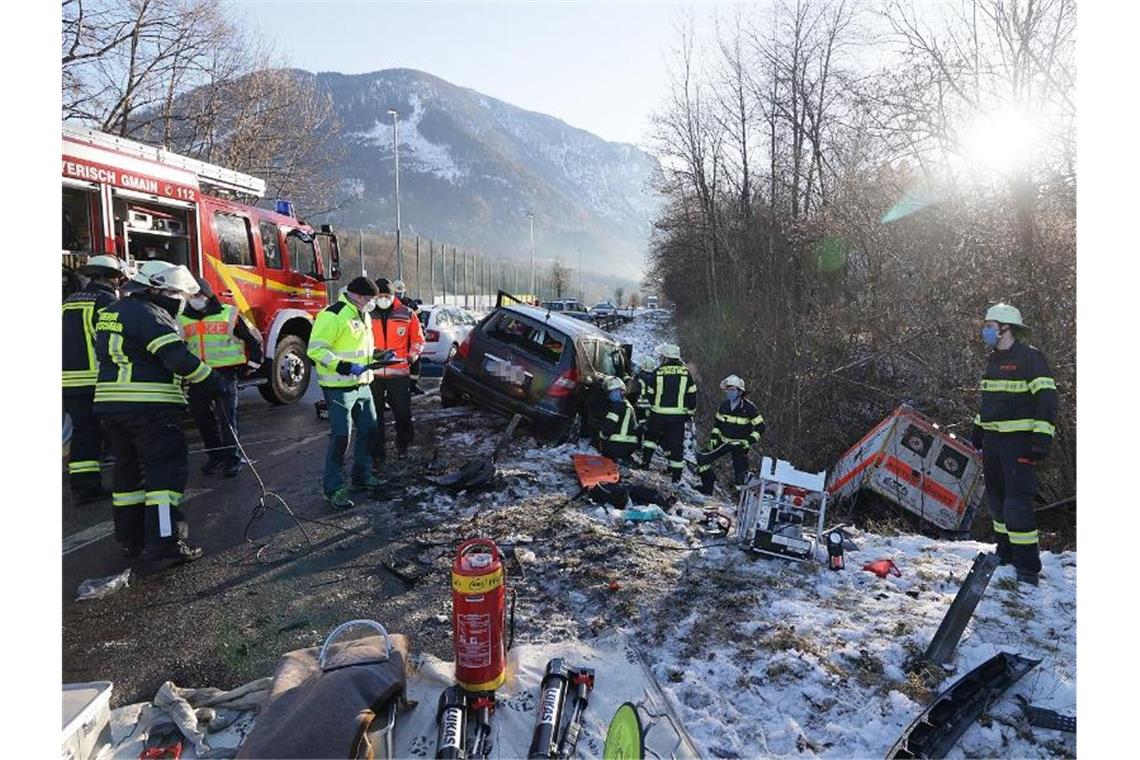 Auto prallt mit Rettungswagen zusammen - vier Verletzte Einsatzkräfte an der Unfallstelle in Bayerisch Gmain. Foto: Markus Leitner/BRK/dpa