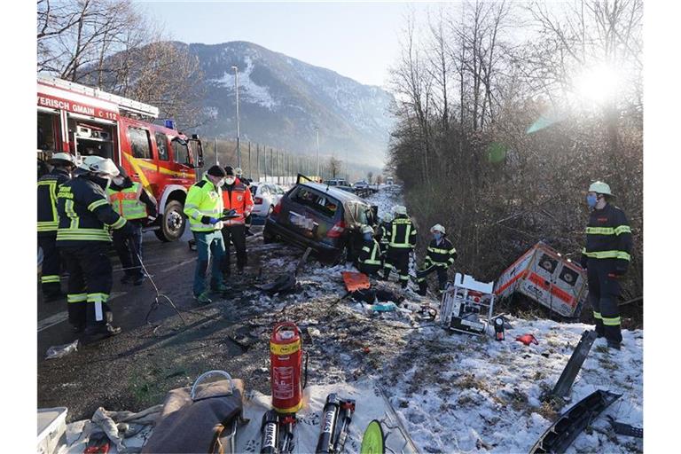 Einsatzkräfte an der Unfallstelle in Bayerisch Gmain. Foto: Markus Leitner/BRK/dpa