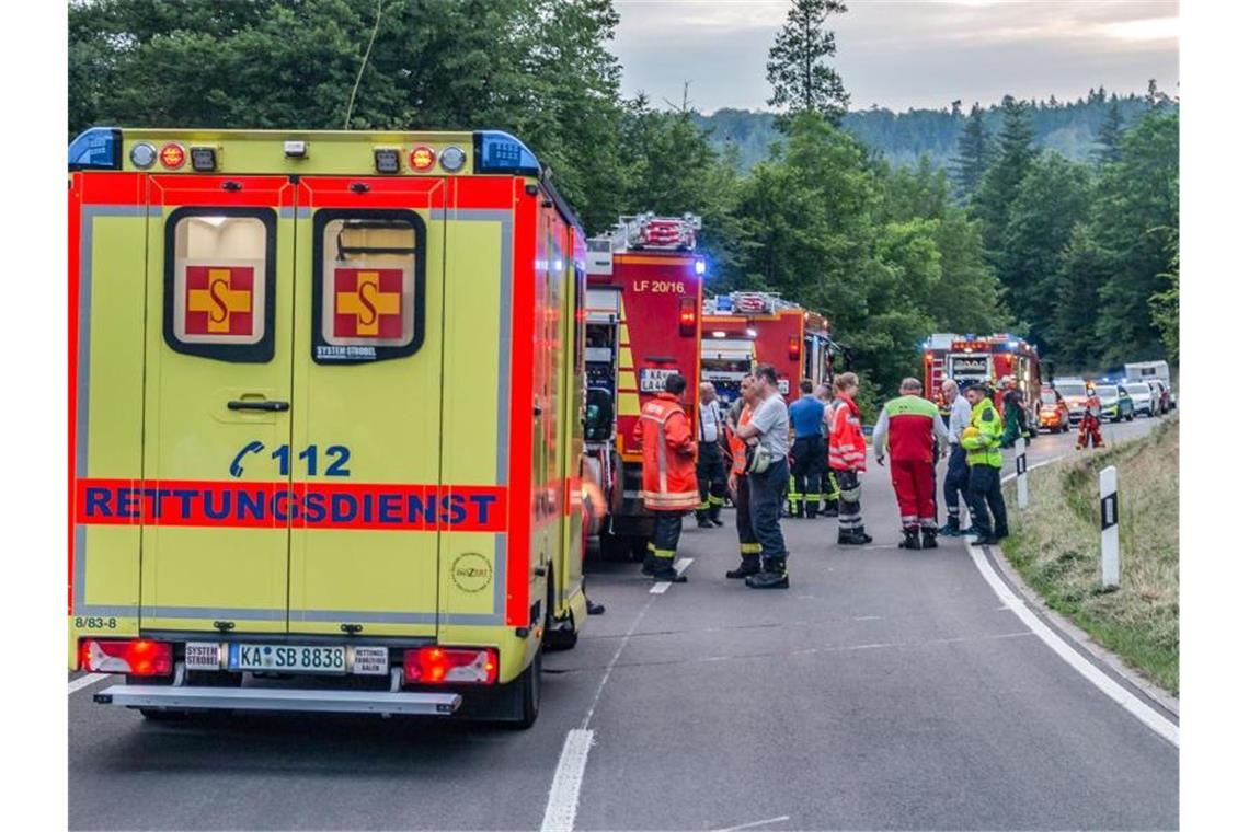 29-Jährige gerät mit Auto in Gegenverkehr und stirbt Einsatzkräfte an einem Unfallort auf einer Kreisstraße in der Nähe von Karlsruhe. Foto: Aaron Klewer/Einsatz-Report24