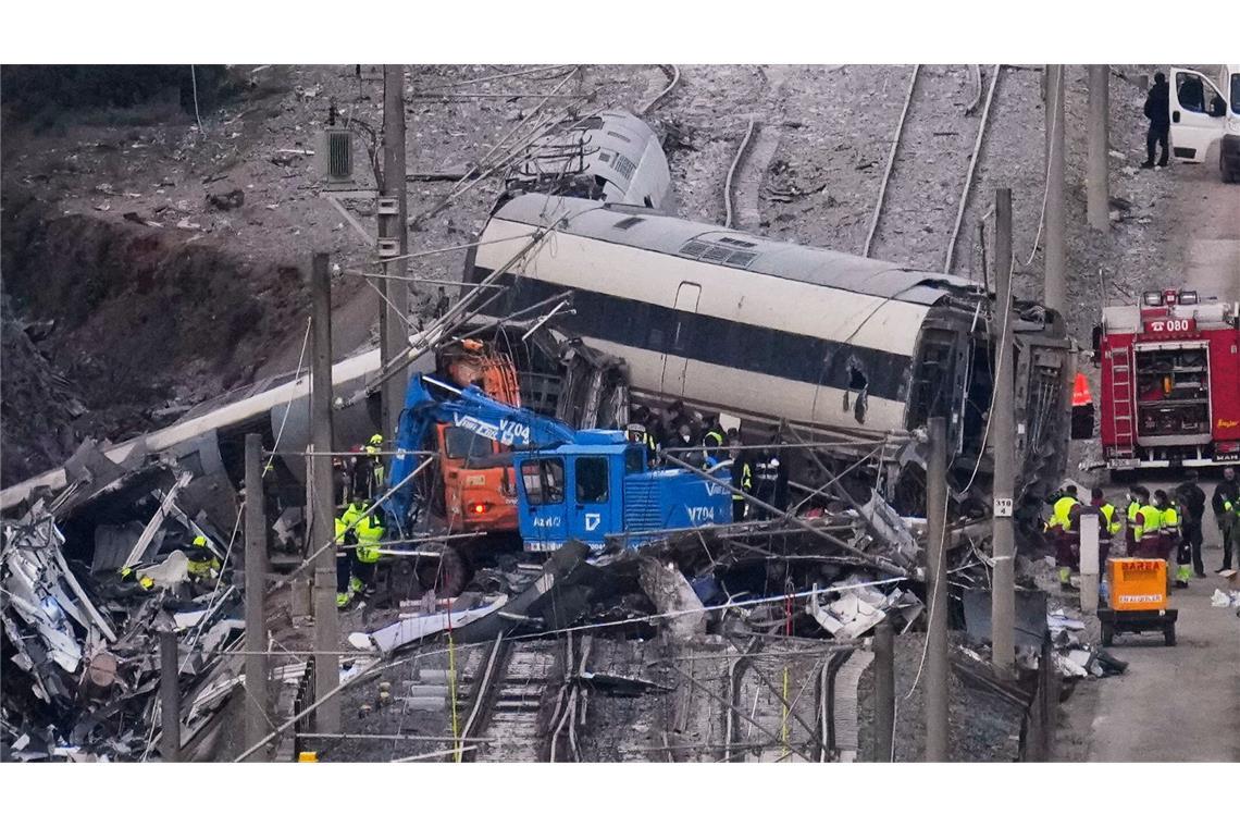 Einsatzkräfte arbeiten an der Stelle des Zugunglücks in Adamuz.