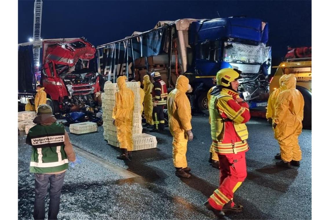 Mehrere Zusammenstöße auf A2 - Autofahrer stirbt Einsatzkräfte arbeiten an einer Unfallstelle auf der A2. Foto: Fernando Martinez/TNN/dpa