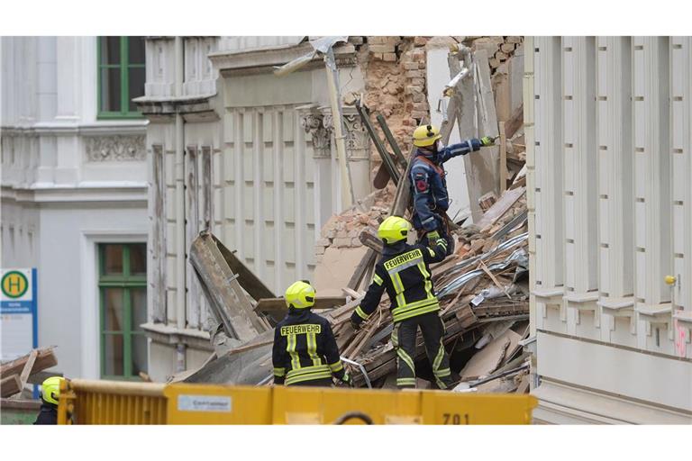 Einsatzkräfte arbeiten in Görlitz an den Trümmern des eingestürzten Gebäudes.
