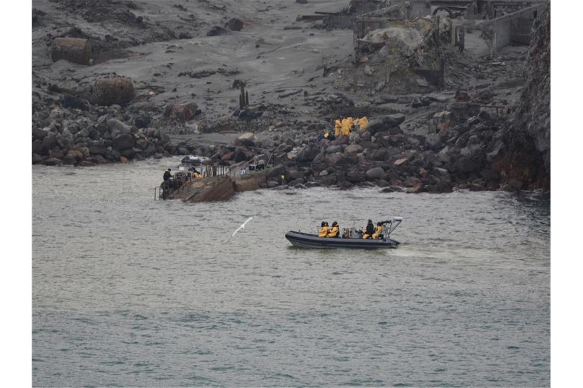 Neuseeland: Taucher suchen nach Vermissten bei Vulkaninsel Einsatzkräfte auf der Vulkaninsel White Island. Foto: -/New Zealand Defence Force/dpa