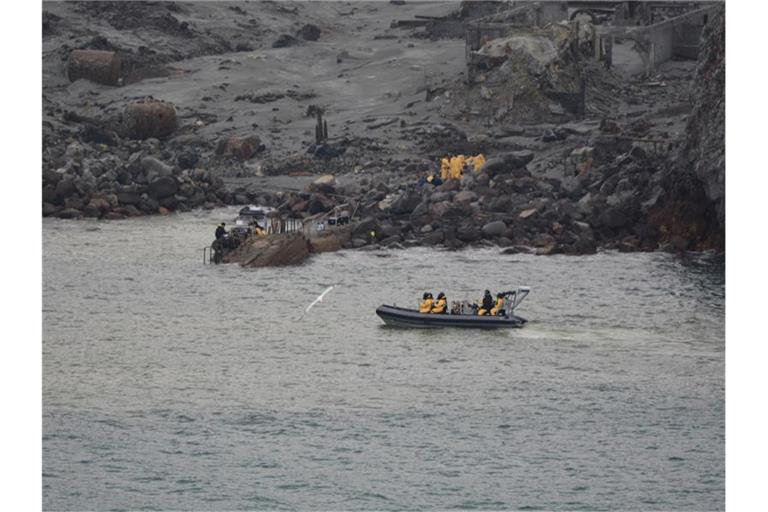 Einsatzkräfte auf der Vulkaninsel White Island. Foto: -/New Zealand Defence Force/dpa