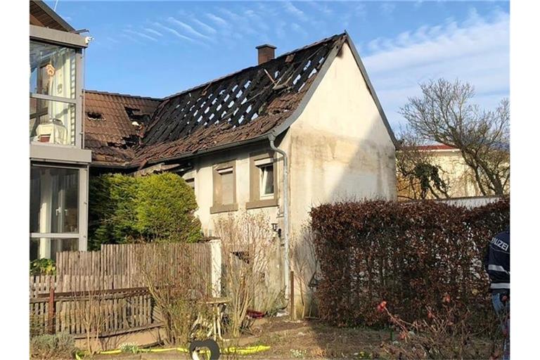 Einsatzkräfte begutachten ein Einfamilienhaus nach einem Brand im Landkreis Karlsruhe. Foto: Susanne Kupke-Flohr/dpa/Archivbild