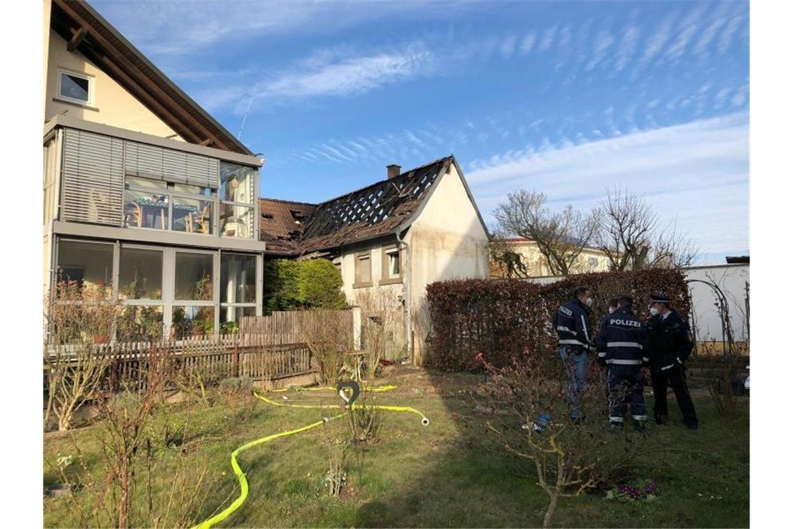 Untersuchung bestätigt: Keine Brandstiftung bei Tragödie Einsatzkräfte begutachten ein Einfamilienhaus nach einem Brand im Landkreis Karlsruhe. Foto: Susanne Kupke-Flohr/dpa/Archivbild