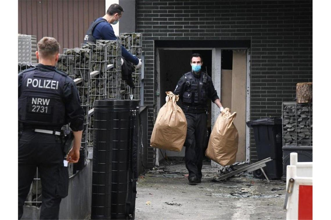 Einsatzkräfte bei einem großangelegten Einsatz gegen die Rauschgiftkriminalität vor einem Bürogebäude in Essen. Foto: Stephan Witte/KDF-TV & Picture/dpa