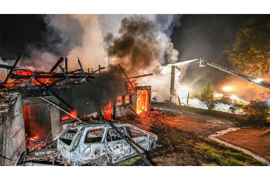 Einsatzkräfte bekämpfen in der Nacht auf Montag einen Brand eines Bauernhauses in Gutach (Schwarzwaldbahn) im Ortenaukreis.