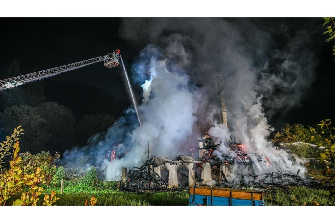 Einsatzkräfte bekämpfen in der Nacht auf Montag einen Brand eines Bauernhauses in Gutach (Schwarzwaldbahn) im Ortenaukreis.
