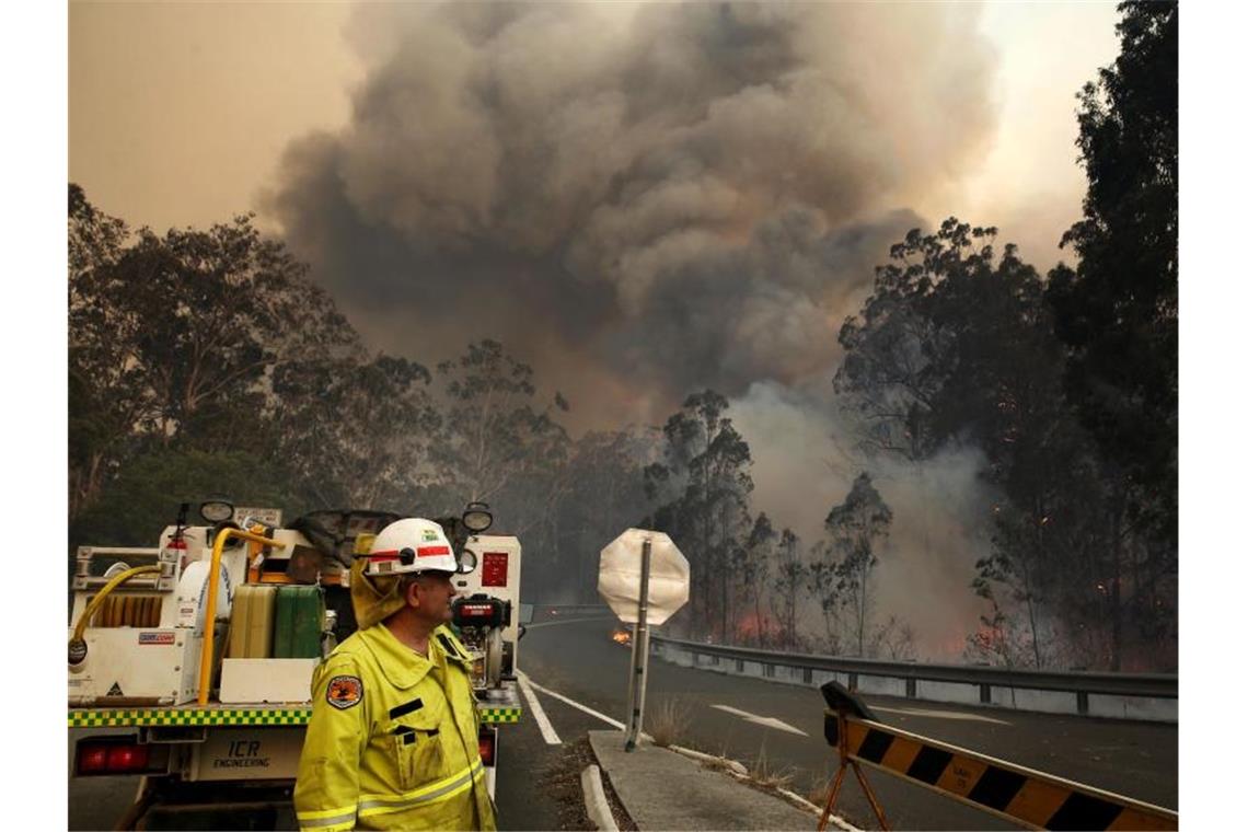 Schon vier Tote: Buschbrände in Australien wüten weiter Einsatzkräfte bekämpfen Waldbrände im Taree-Nationalpark in New South Wales. Foto: Darren Pateman/AAP/dpa