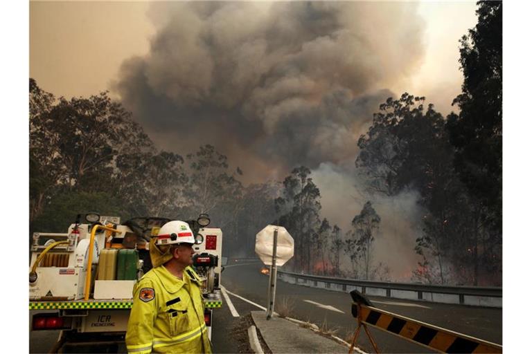 Einsatzkräfte bekämpfen Waldbrände im Taree-Nationalpark in New South Wales. Foto: Darren Pateman/AAP/dpa