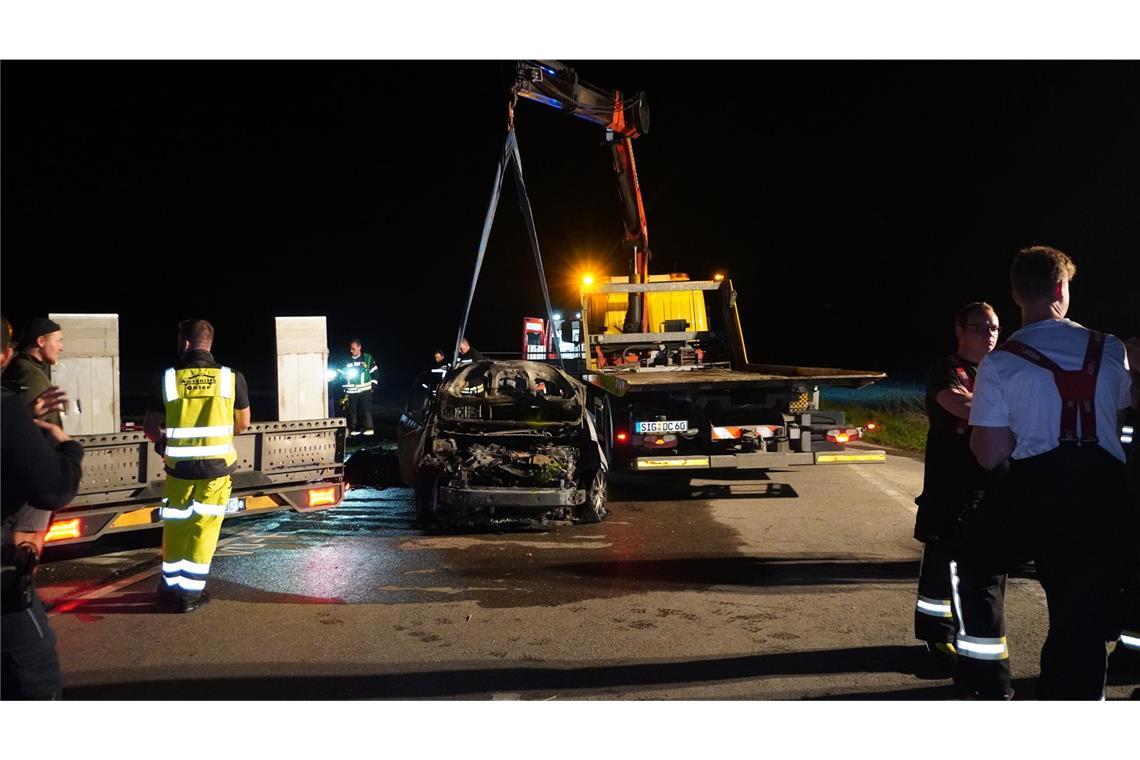 Motorradfahrer bei Zusammenstoß mit Auto schwer verletzt Einsatzkräfte bereiten den Abtransport eines Unfallfahrzeugs vor.