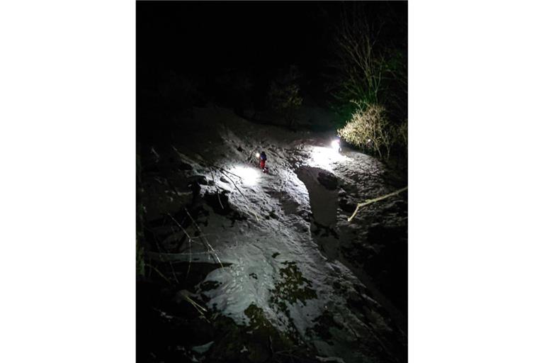 Einsatzkräfte der Bergwacht kehren am Samstagabend in der Nähe der Maiwand bei Flintsbach am Inn von dem Ort zurück, an dem drei Bergwanderer ums Leben gekommen sind. Foto: -/Bergwacht Brannenburg/dpa