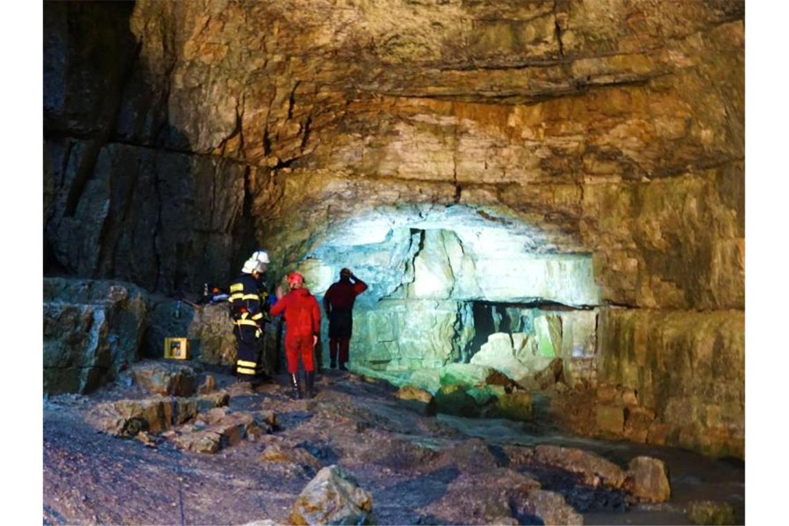 Einsatzkräfte der Bergwacht und Feuerwehrleute sind an der Falkensteiner Höhle im Einsatz. Foto: Krytzner/SDMG/Archivbild