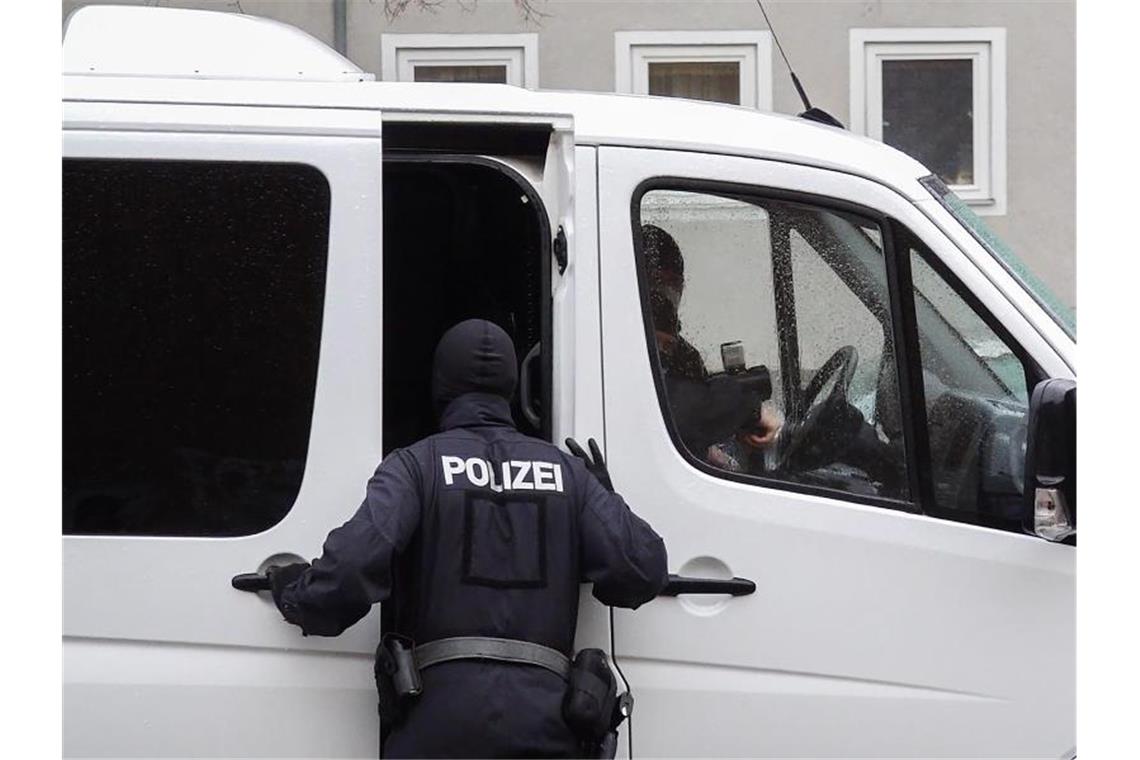 Großrazzia gegen Schleuser in mehreren Bundesländern Einsatzkräfte der Bundespolizei stehen bei einem Einsatz in einem Wohngebiet in Salzgitter, Niedersachsen. Foto: Julian Stratenschulte/dpa