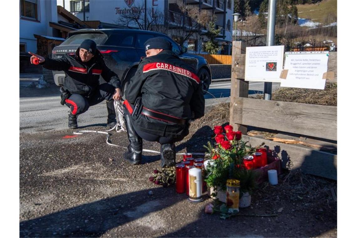 Einsatzkräfte der Carabinieri rekonstruieren am Unfallort den Hergang des Verkehrsunfalls. Foto: Lino Mirgeler/dpa