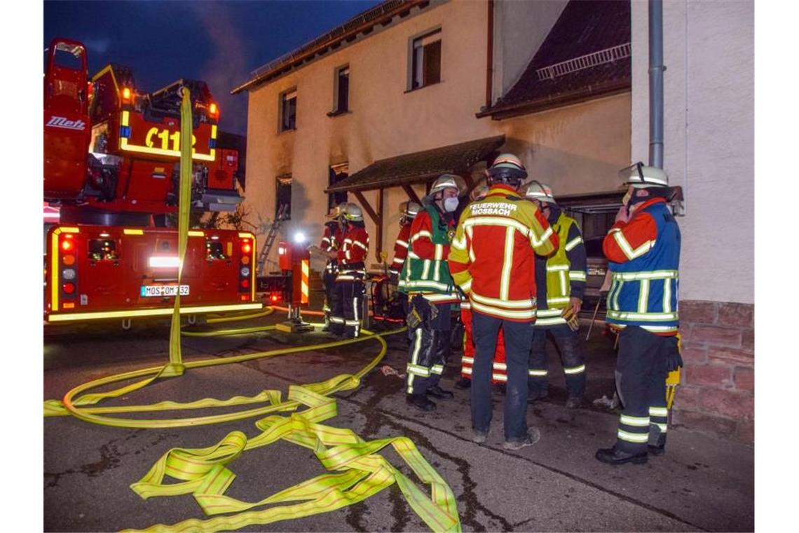 Einsatzkräfte der Feuerwehr am Brandort in Mosbach. Foto: Leonard Buchner/Einsatz-Report24/dpa