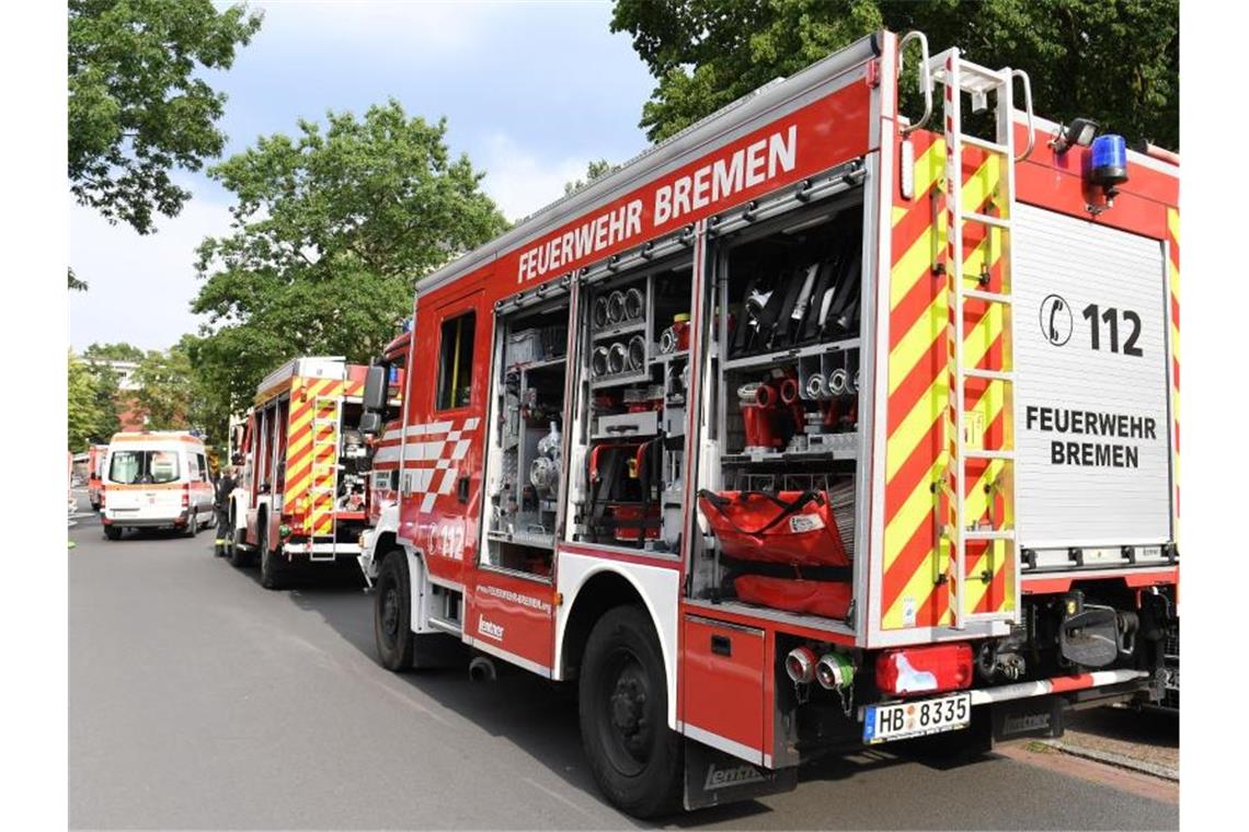 Einsatzkräfte der Feuerwehr am Unglücksort in Bremen-Huchting. Foto: Carmen Jaspersen