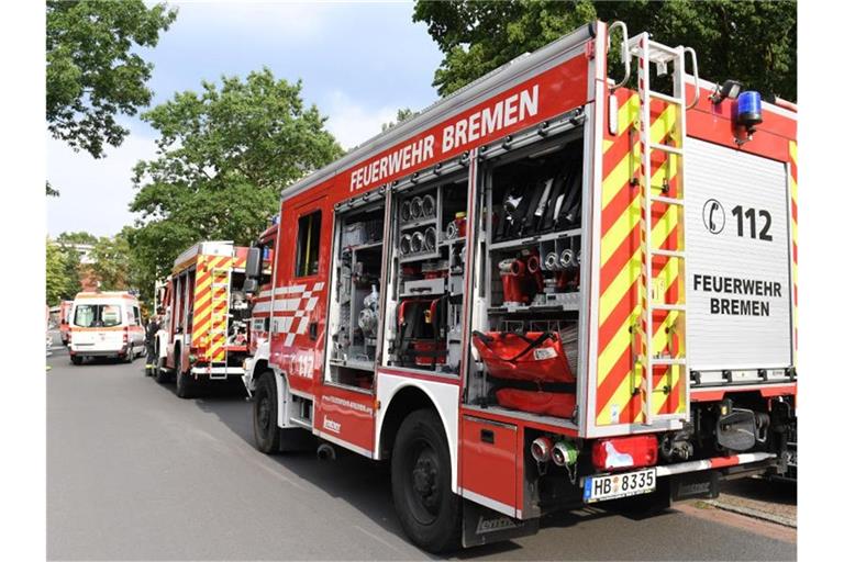 Einsatzkräfte der Feuerwehr am Unglücksort in Bremen-Huchting. Foto: Carmen Jaspersen