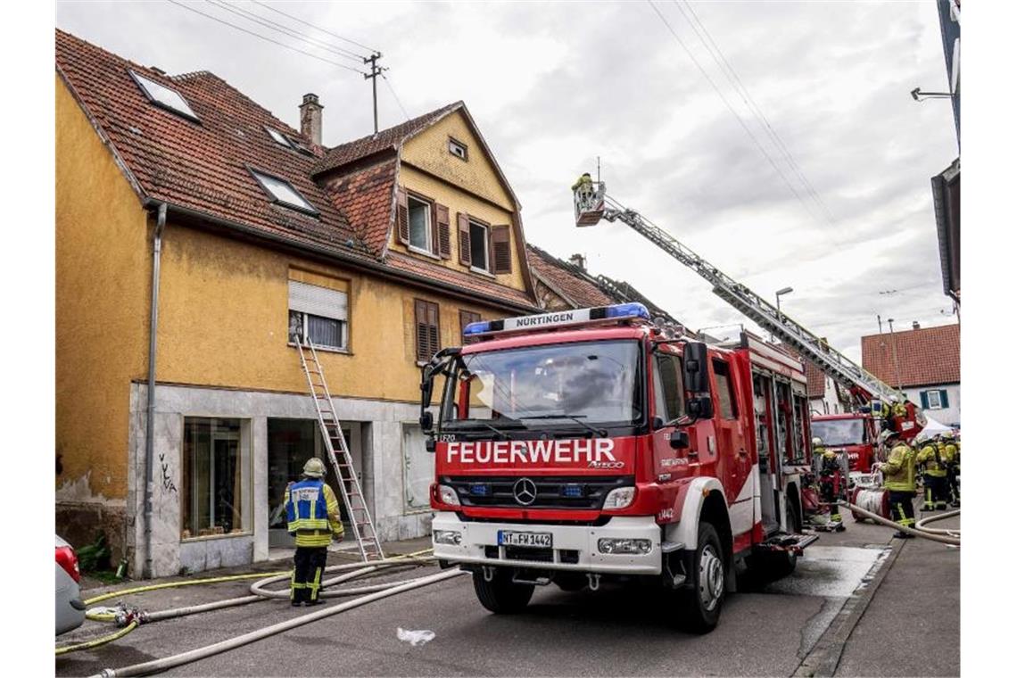 Einsatzkräfte der Feuerwehr arbeiten an einem Brand in einem Wohnhaus. Foto: Sven Kohls/SDMG/dpa