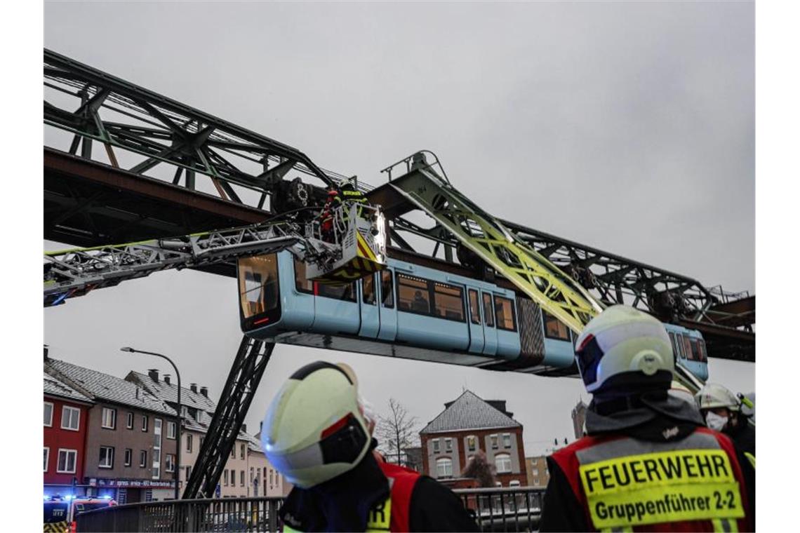 Sechs Menschen aus Schwebebahn in Wuppertal befreit Einsatzkräfte der Feuerwehr befreien mit einer Drehleiter Fahrgäste aus einem Wagen der Schwebebahn, die wegen des eisigen Wetters stehen geblieben ist. Foto: Christoph Petersen/dpa