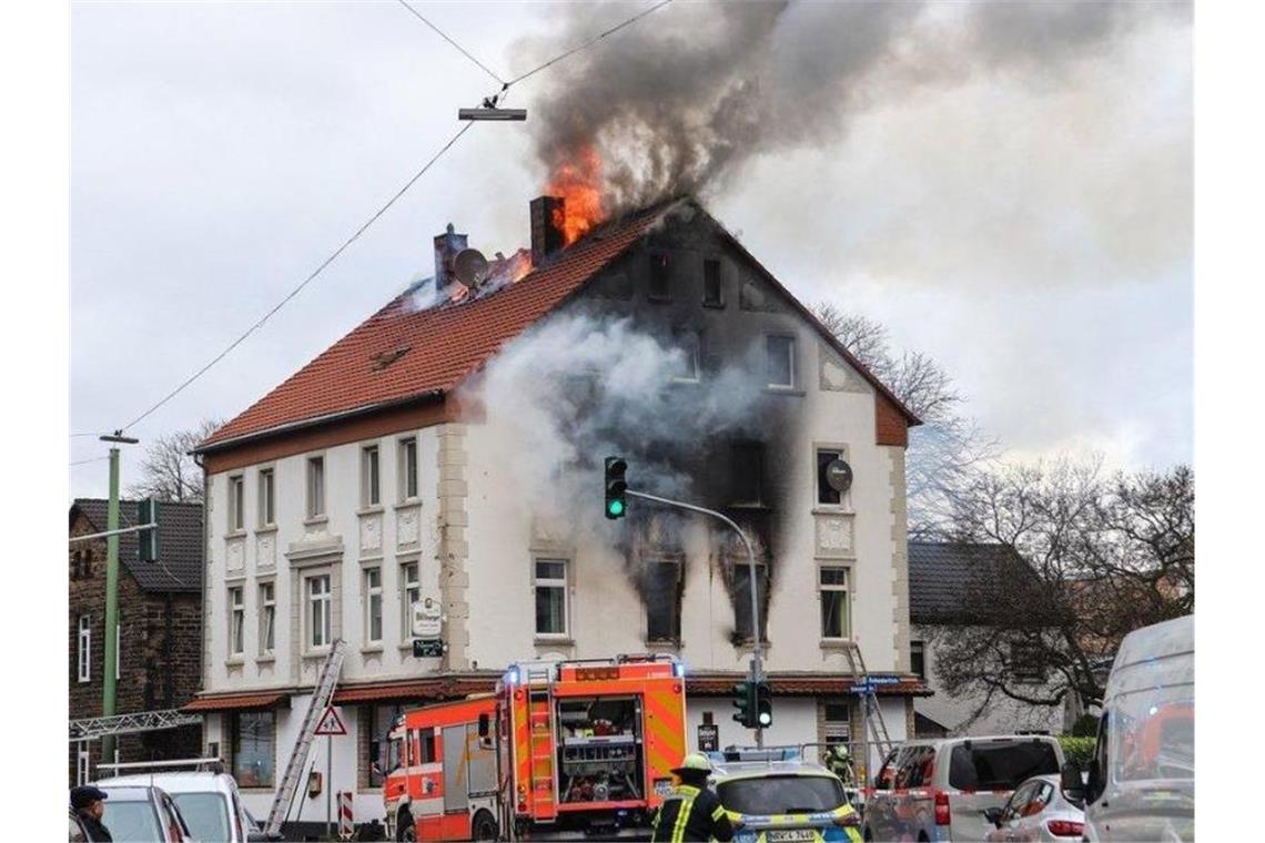 Zwei Tote und acht Verletzte bei Hausbrand in Hagen Einsatzkräfte der Feuerwehr bei dem Brand in dem Mehrfamilienhaus in Hagen. Foto: Alex Talash/dpa