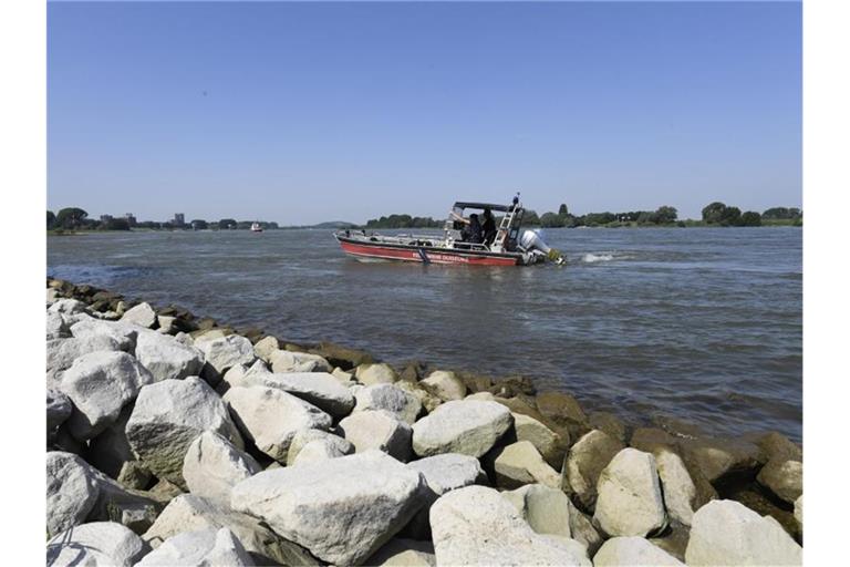 Einsatzkräfte der Feuerwehr bei der Suche nach den vermissten Mädchen auf dem Rhein bei Duisburg. Foto: Roberto Pfeil/dpa