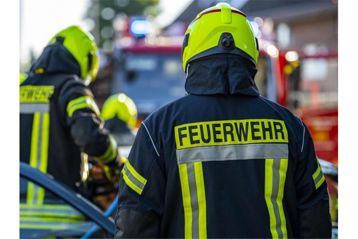 Pflanzen fangen Feuer: Großeinsatz im Einkaufszentrum Einsatzkräfte der Feuerwehr bei einem Einsatz. Foto: David Inderlied/dpa/Symbolbild